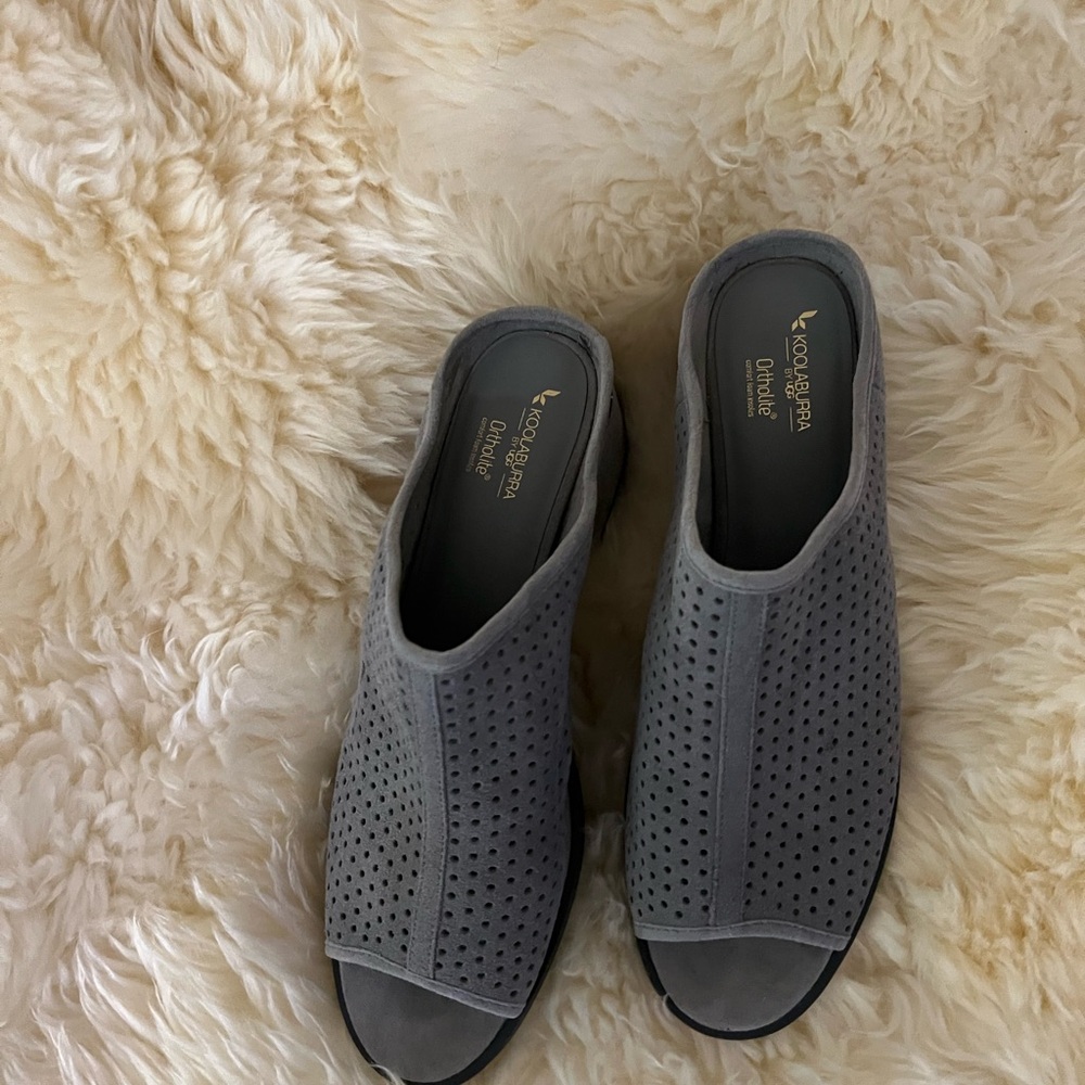 Ugg Koolaburra gray suede heels. Pre-owned condition. Size 12 - Picture 2 of 8